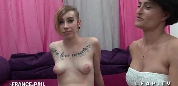  Jeune petite tattooee et piercee se fait ramoner pour son casting porno